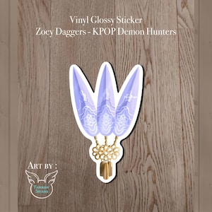 Könnte beinhalten: Ein glänzender Vinyl-Aufkleber mit drei hellvioletten Dolchen mit weißen dekorativen Mustern. Die Dolche sind durch eine goldfarbene Kette und einen schlüsselförmigen Anhänger verbunden. Der Aufkleber trägt den Text "Zoey Daggers - KPOP Demon Hunters".