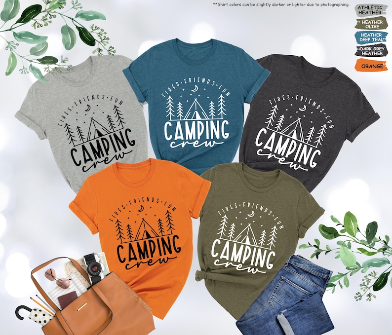 Peut inclure: Cinq t-shirts de diff&eacute;rentes couleurs sur le th&egrave;me du camping. Les t-shirts pr&eacute;sentent un motif de tente, d'arbres, d'une lune et d'&eacute;toiles avec le texte "Fires, Friends, Fun, Camping Crew".