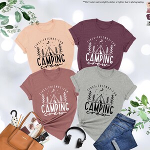 Peut inclure: Quatre t-shirts sur le th&egrave;me du camping. Les t-shirts sont de couleurs diff&eacute;rentes&nbsp;: p&ecirc;che, mauve, marron et gris. Les t-shirts ont tous le m&ecirc;me design&nbsp;: un feu de camp, une tente et les mots &laquo;&nbsp;Fires, Friends, Fun, Camping Crew&nbsp;&raquo;.