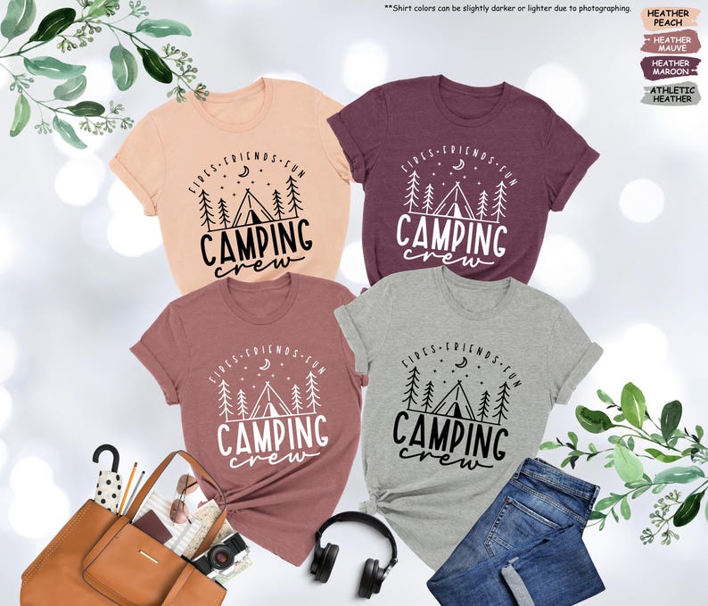 Peut inclure: Quatre t-shirts sur le th&egrave;me du camping. Les t-shirts sont de couleurs diff&eacute;rentes&nbsp;: p&ecirc;che, mauve, marron et gris. Les t-shirts ont tous le m&ecirc;me design&nbsp;: un feu de camp, une tente et les mots &laquo;&nbsp;Fires, Friends, Fun, Camping Crew&nbsp;&raquo;.