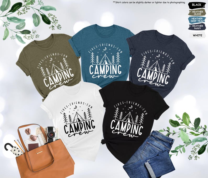 Peut inclure: Cinq t-shirts de diff&eacute;rentes couleurs sur le th&egrave;me du camping. Les t-shirts pr&eacute;sentent un motif blanc d'une tente, d'arbres, d'une lune et d'&eacute;toiles avec le texte "Fires, Friends, Fun, Camping Crew".