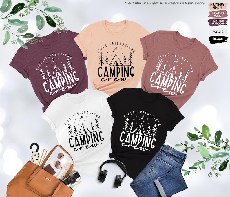 Peut inclure: Cinq t-shirts sur le th&egrave;me du camping. Les t-shirts sont de diff&eacute;rentes couleurs, notamment noir, blanc, p&ecirc;che, marron et mauve chin&eacute;. Chaque t-shirt pr&eacute;sente un motif de feu de camp, de tente et d'arbres avec le texte "Fires, Friends, Fun, Camping Crew".