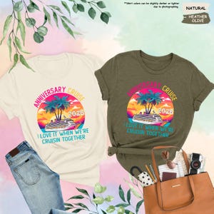 Puede incluir: Dos camisetas con un dise&ntilde;o de crucero. El dise&ntilde;o incluye las palabras "Anniversary Cruise 2026" y "I love it when we're cruisin together". Una camiseta es de color crema, la otra es verde oliva. Unos vaqueros y un bolso tote tambi&eacute;n est&aacute;n en la imagen.
