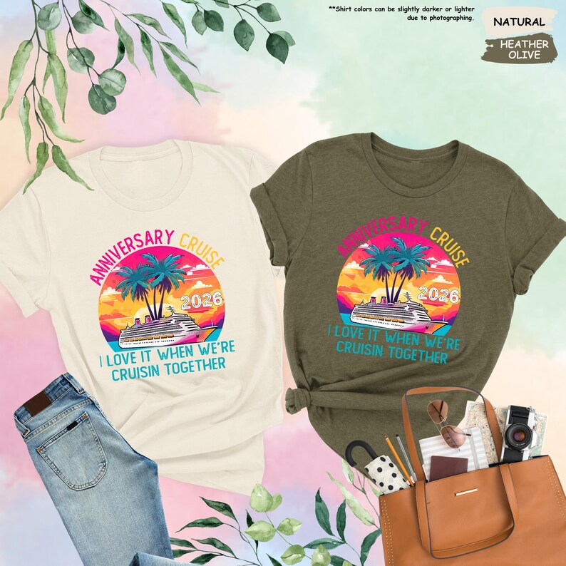 Puede incluir: Dos camisetas con un dise&ntilde;o de crucero. El dise&ntilde;o incluye las palabras "Anniversary Cruise 2026" y "I love it when we're cruisin together". Una camiseta es de color crema, la otra es verde oliva. Unos vaqueros y un bolso tote tambi&eacute;n est&aacute;n en la imagen.