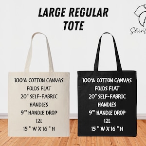 Op de afbeelding: Twee tote bags, een zwarte en een witte, met de tekst "100% Katoenen Canvas", "Vouwt plat", "20" Zelf-Stof Handvatten", "9" Handvat Drop", "12L", "15" B x 16" H" erop gedrukt.