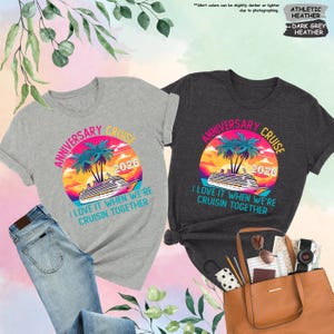 Puede incluir: Dos camisetas, una gris y otra gris oscuro, con un gr&aacute;fico colorido. El gr&aacute;fico presenta un crucero, palmeras y el texto "ANNIVERSARY CRUISE 2026" y "I LOVE IT WHEN WE'RE CRUISIN TOGETHER".
