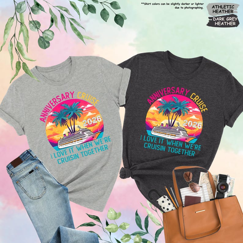 Puede incluir: Dos camisetas, una gris y otra gris oscuro, con un gr&aacute;fico colorido. El gr&aacute;fico presenta un crucero, palmeras y el texto "ANNIVERSARY CRUISE 2026" y "I LOVE IT WHEN WE'RE CRUISIN TOGETHER".