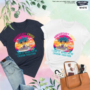 Puede incluir: Dos camisetas, una azul marino y otra blanca, con un dise&ntilde;o colorido de crucero. El dise&ntilde;o incluye el texto "ANNIVERSARY CRUISE 2026" y "I LOVE IT WHEN WE'RE CRUISIN TOGETHER". La camiseta azul marino se combina con unos vaqueros azules.
