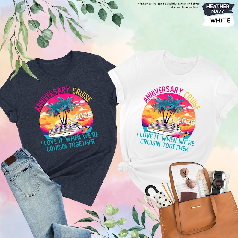 Puede incluir: Dos camisetas, una azul marino y otra blanca, con un dise&ntilde;o colorido de crucero. El dise&ntilde;o incluye el texto "ANNIVERSARY CRUISE 2026" y "I LOVE IT WHEN WE'RE CRUISIN TOGETHER". La camiseta azul marino se combina con unos vaqueros azules.