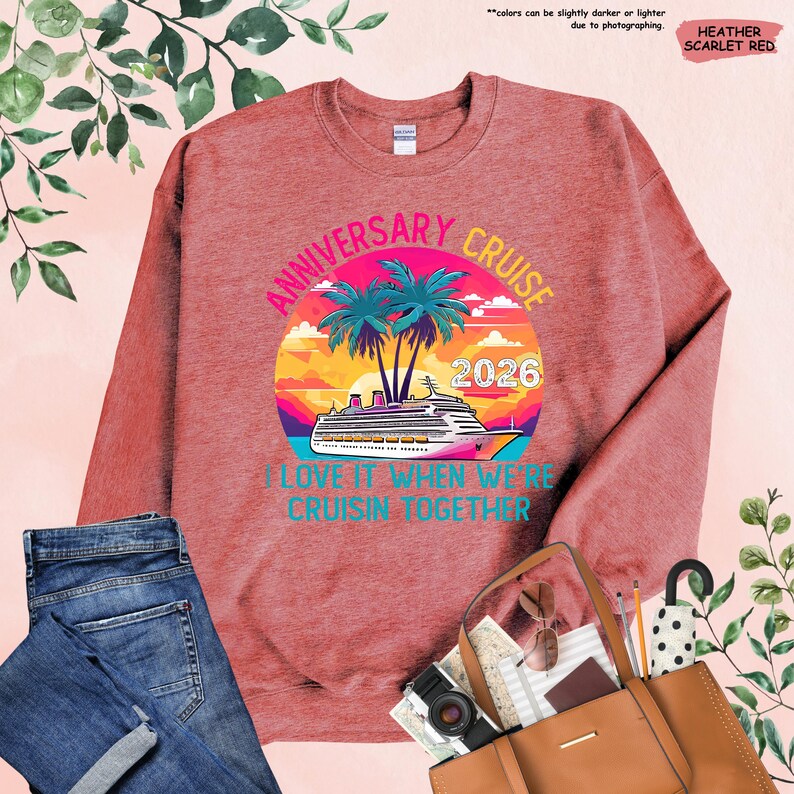 Puede incluir: Sudadera roja escarlata jaspeada con un gr&aacute;fico colorido. El gr&aacute;fico presenta un crucero, palmeras y el texto "ANNIVERSARY CRUISE 2026". Tambi&eacute;n se incluye la frase "I LOVE IT WHEN WE'RE CRUISIN' TOGETHER".