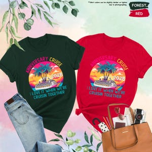 Puede incluir: Dos camisetas, una verde bosque y otra roja, con un dise&ntilde;o gr&aacute;fico de crucero. El dise&ntilde;o incluye un crucero, palmeras y el texto "ANNIVERSARY CRUISE 2026" y "I LOVE IT WHEN WE'RE CRUISIN TOGETHER".