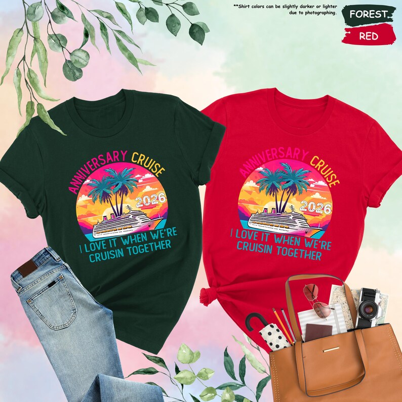 Puede incluir: Dos camisetas, una verde bosque y otra roja, con un dise&ntilde;o gr&aacute;fico de crucero. El dise&ntilde;o incluye un crucero, palmeras y el texto "ANNIVERSARY CRUISE 2026" y "I LOVE IT WHEN WE'RE CRUISIN TOGETHER".
