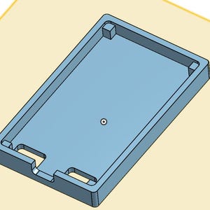 以下が含まれることがあります： 縁が盛り上がった水色の長方形のトレイ。四隅に小さな正方形の支柱があり、短い辺の一方に2つの長方形の切り欠きがあります。トレイの平らな底面の中央には、小さな円形の点が配置されています。