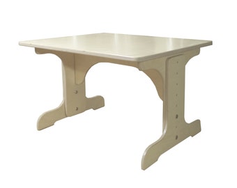 Height-adjustable children's table.