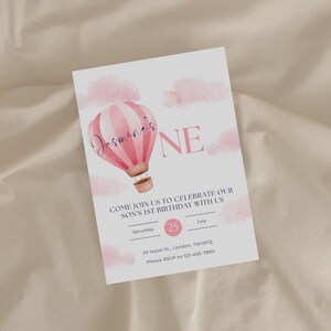 Feliz 1º aniversário, convite de aniversário de balão de ar quente rosa - convite personalizado para festa de aniversário, modelo de convite editável para impressão