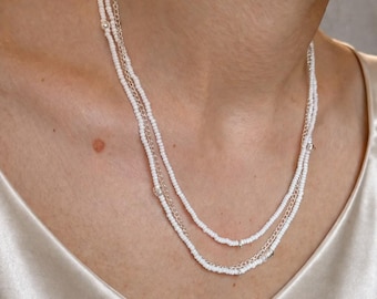 Colar de contas brancas em camadas, joia delicada com miçangas, colar minimalista feito à mão, presente elegante para o dia a dia.
