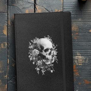 Crânio adornado com flores Caderno com capa dura | Diário Skull Soft Goth Diário Witchy Dark Academia