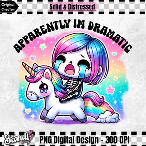 Könnte beinhalten: Ein digitales Design mit einem Cartoon-Skelettmädchen mit rosa und blauen Haaren, das auf einem Regenbogen-Einhorn reitet. Der Text "APPARENTLY IM DRAMATIC" ist in einer bunten, Retro-Schrift geschrieben.