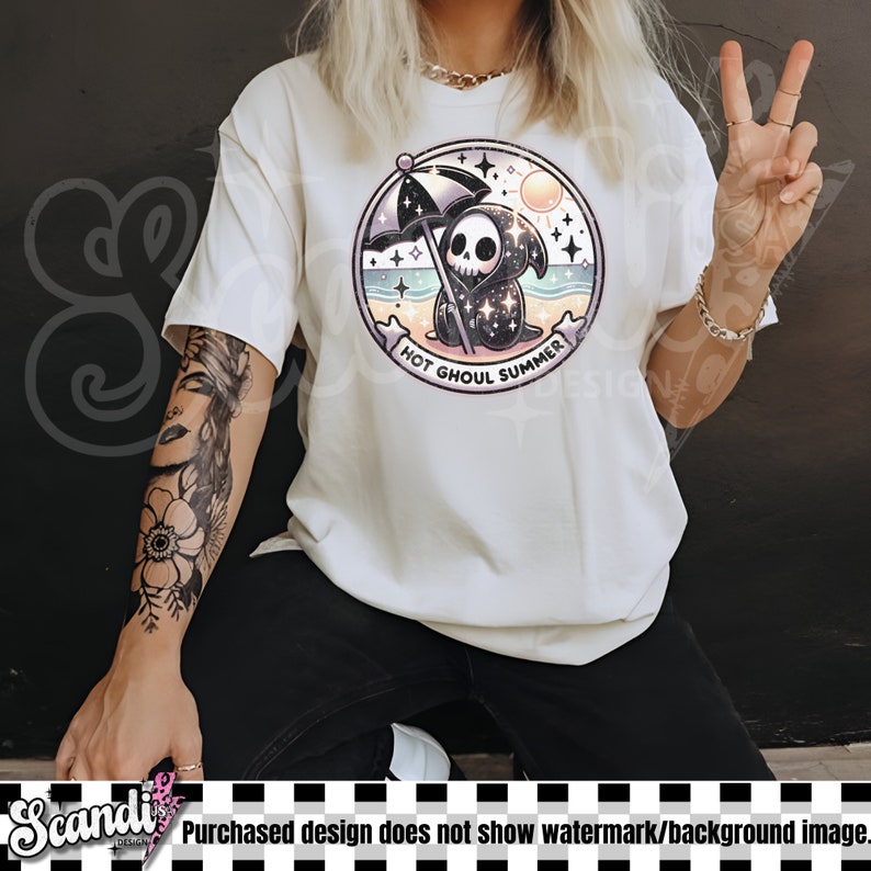 Puede incluir: Camiseta color crema con un gr&aacute;fico circular que representa una caricatura de la muerte con una sombrilla en una playa. El gr&aacute;fico incluye el texto "HOT GHOUL SUMMER". La camiseta es de corte holgado y casual.