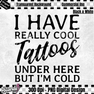 以下が含まれることがあります： 「I HAVE REALLY COOL TATTOOS UNDER HERE BUT I'M COLD」というテキストが入った白黒のデジタルデザインです。