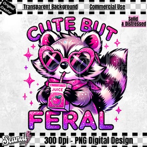 Op de afbeelding: Een roze en paarse cartoon-wasbeer met hartvormige zonnebrillen en een roze sjaal, die een sappakje met een appel erop vasthoudt. De tekst "CUTE BUT FERAL" is geschreven in roze en paarse glitterletters.
