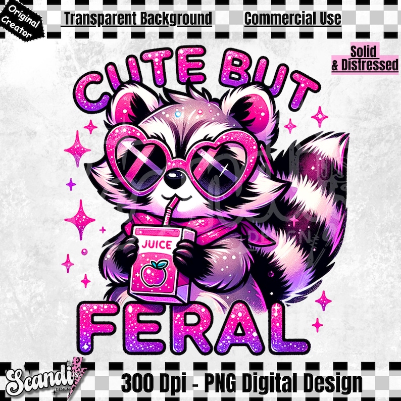 Op de afbeelding: Een roze en paarse cartoon-wasbeer met hartvormige zonnebrillen en een roze sjaal, die een sappakje met een appel erop vasthoudt. De tekst "CUTE BUT FERAL" is geschreven in roze en paarse glitterletters.
