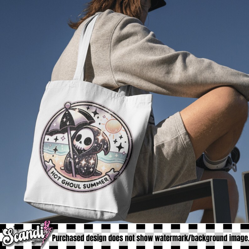 Puede incluir: Bolso tote blanco con un dise&ntilde;o circular de una caricatura de la muerte bajo una sombrilla en una playa. El dise&ntilde;o incluye estrellas, un sol y el texto "Hot Ghoul Summer". El bolso tiene asas largas.