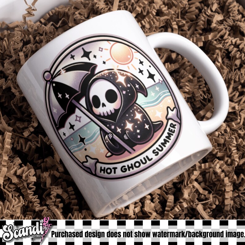 Puede incluir: Taza de cer&aacute;mica blanca con un dibujo de la parca de dibujos animados en una playa con el texto "HOT GHOUL SUMMER". El dise&ntilde;o incluye un sol, estrellas y olas. La taza tiene un asa curva.
