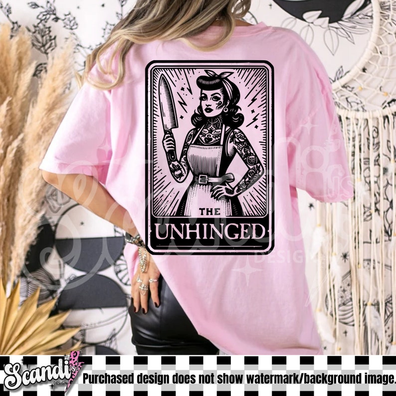 以下が含まれることがあります： ピンクのTシャツに、ナイフを持った女性の白黒のイラストが描かれています。イラストはカードのような枠の中にあり、下部に「THE UNHINGED」という文字があります。