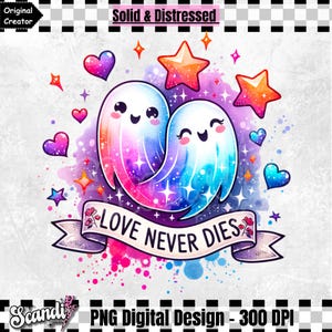 Może przedstawiać: Dwa kreskówkowe duchy z tęczowymi wzorami akwarelowymi trzymają się za ręce i są otoczone sercami i gwiazdami. Duchy mają uśmiechnięte twarze, a tekst "LOVE NEVER DIES" znajduje się na banerze pod nimi.