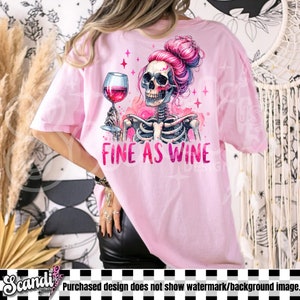 K&ouml;nnte beinhalten: Pinkes T-Shirt mit einem Skelett, das ein Glas Wein h&auml;lt, und dem Text "Fine as Wine".