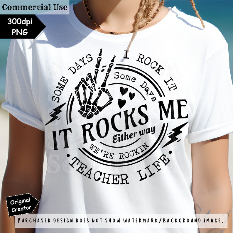 K&ouml;nnte beinhalten: Wei&szlig;es T-Shirt mit schwarzem Aufdruck. Der Aufdruck zeigt eine Skeletthand mit Friedenszeichen, Herzen und den Texten "IT ROCKS ME" und "TEACHER LIFE". Das T-Shirt hat einen l&auml;ssigen Stil.
