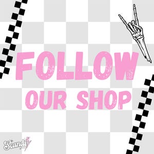 Op de afbeelding: Roze tekst op een geruite achtergrond met de tekst "FOLLOW OUR SHOP". Een skelet hand met twee vingers omhoog in een rock-and-roll gebaar bevindt zich in de rechterbovenhoek.