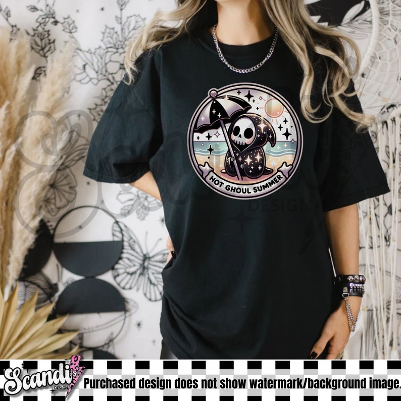 Puede incluir: Camiseta negra con un dise&ntilde;o circular que muestra un esqueleto bajo una sombrilla en una playa, con el texto "HOT GHOUL SUMMER". El dise&ntilde;o incluye estrellas, un sol y una escena de playa. La camiseta es de estilo casual.