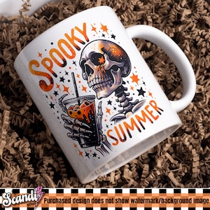 Op de afbeelding: Een witte keramische mok met een griezelig zomerontwerp. Een skelet met een druipend oog houdt een kopje ijskoffie vast. De tekst "Spooky Summer" is in oranje en zwart.