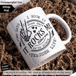 K&ouml;nnte beinhalten: Wei&szlig;e Keramik-Tasse mit schwarzem Grafikdesign. Das Design enth&auml;lt den Text "I ROCK IT, IT ROCKS ME, TEACHER LIFE" mit einer Skeletthand und Blitzen. Die Tasse hat einen gebogenen Griff.