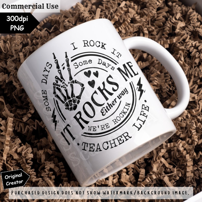 K&ouml;nnte beinhalten: Wei&szlig;e Keramik-Tasse mit schwarzem Grafikdesign. Das Design enth&auml;lt den Text "I ROCK IT, IT ROCKS ME, TEACHER LIFE" mit einer Skeletthand und Blitzen. Die Tasse hat einen gebogenen Griff.