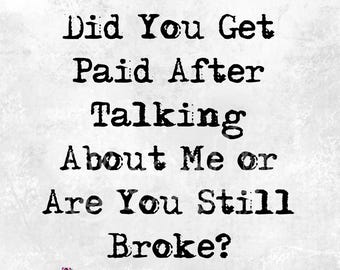 Op de afbeelding: Zwarte en witte tekst op een witte achtergrond met een roze en zwarte geruite rand. De tekst luidt "Did You Get Paid After Talking About Me or Are You Still Broke?"