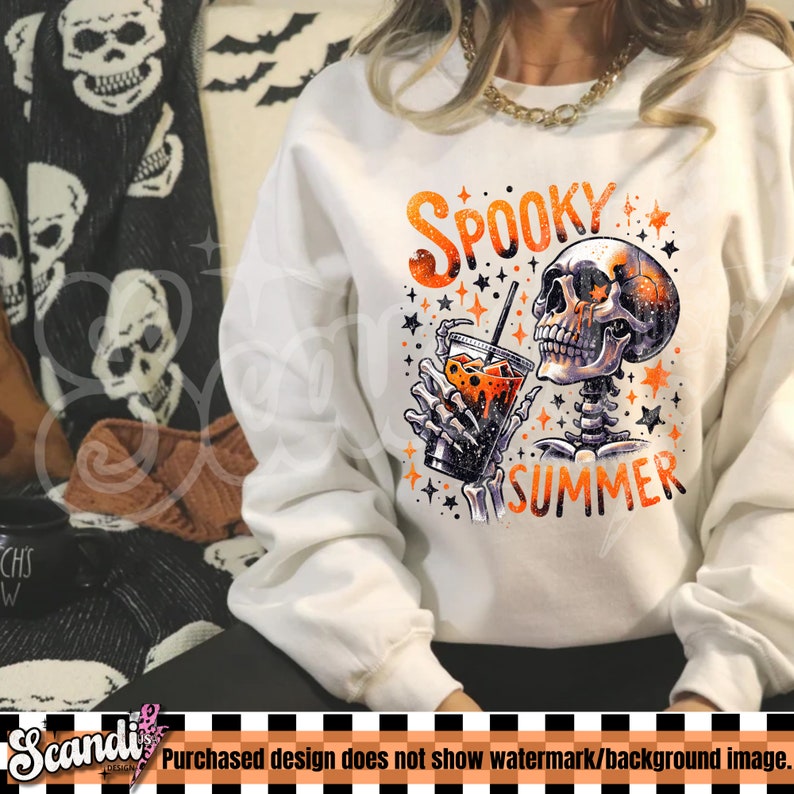 Op de afbeelding: Wit sweatshirt met een afbeelding van een skelet dat een drankje drinkt met de tekst "Spooky Summer" in oranje en zwart.