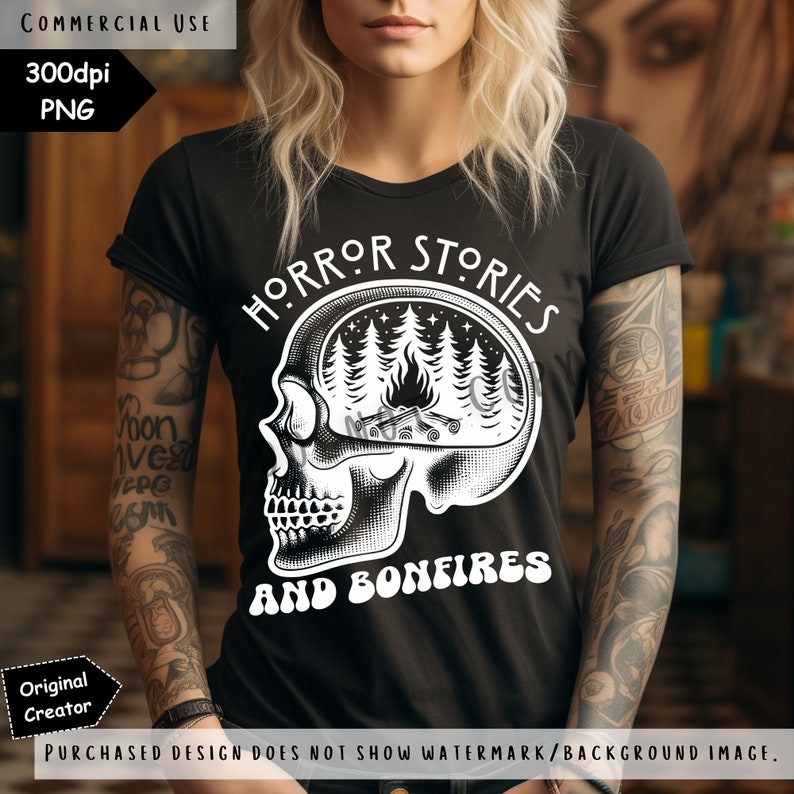 Op de afbeelding: Zwart T-shirt met een witte afbeelding van een schedel met een bos sc&egrave;ne erin. De tekst "HORROR STORIES AND BONFIRES" staat rond de schedel.