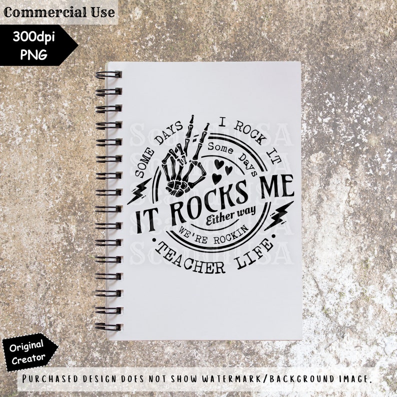 K&ouml;nnte beinhalten: Wei&szlig;es Spiralnotizbuch mit schwarzer Grafik. Die Grafik zeigt den Text "IT ROCKS ME" mit einer Skeletthand, die das Rock-Zeichen macht, sowie "Teacher Life".