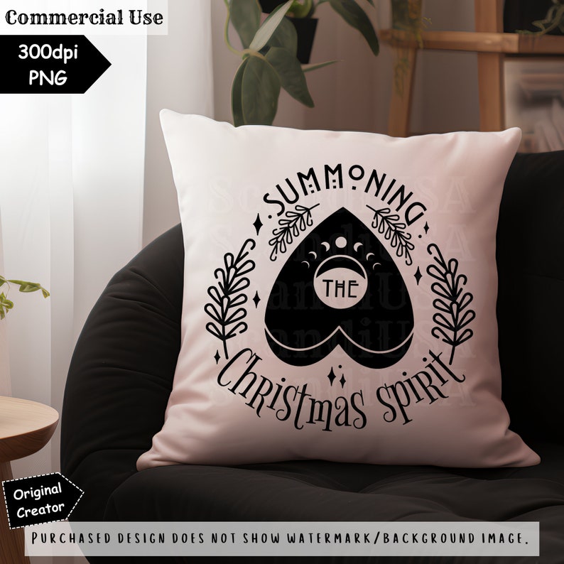 Op de afbeelding: Een wit kussen met een zwart ontwerp van een hartvormig Ouija-bord met de tekst "Summoning the Christmas Spirit".
