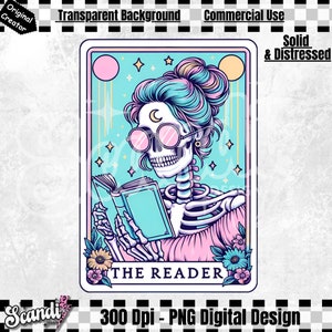 Puede incluir: Una ilustración digital de una carta de tarot con un esqueleto con cabello azul y rosa que lleva gafas de sol rosas y lee un libro. La carta se titula "El Lector" y tiene un fondo azul y rosa con estrellas y lunas.