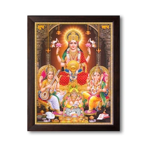 Lord Kuber con la dea Laxmi, Saraswati e Lord Ganesha, immagine religiosa e decorativa stampata in HD con cornice.