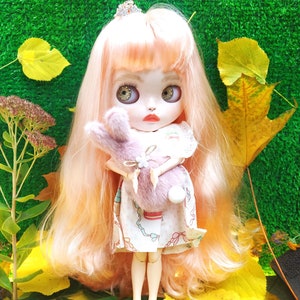 Spezialanfertigung Blythe / Puppe OOAK - Mädchen mit Hase / Puppe in Kleid / Künstlerpuppe mit HANDGEMACHTEN ELEMENTS / Angepasste Blythe / Blythe benutzerdefinierte