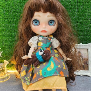 Puppe Unikat - Braunhaariges Mädchen / Künstlerpuppe mit Teddybären / Blythe Puppe auf Bestellung / Blythe Puppe Unikat