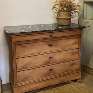 Grande Commode ancienne en bois massif brut et plateau marbre image 1