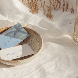 Plantilla de tarjeta de lugar de nombre de boda azul polvoriento, tarjeta de lugar minimalista azul, descarga digital, plantilla editable, tarjetas de nombre de evento imprimibles
