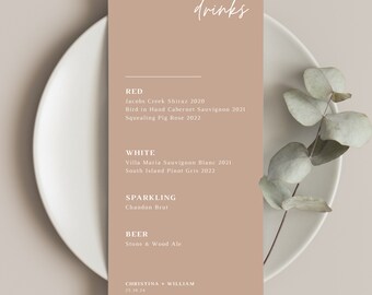 Puede incluir: Una tarjeta de menú beige con la palabra "drinks" escrita en blanco en la parte superior. El menú enumera diferentes tipos de bebidas alcohólicas, incluyendo vino tinto y blanco, vino espumoso y cerveza. El menú también incluye los nombres "Christina" y "William" y la fecha "25.10.24".