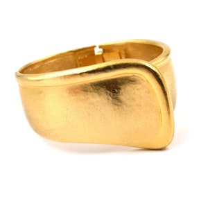 LES BERNARD Vintage guldfärgat armband med fjäderhängande armring med manschett signerad: Vc